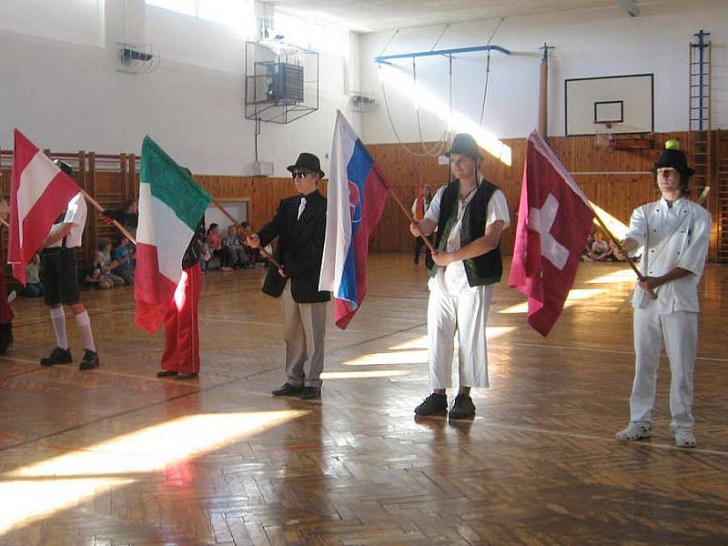 Vlajkonoši Evropských dnů ve Vrdech.