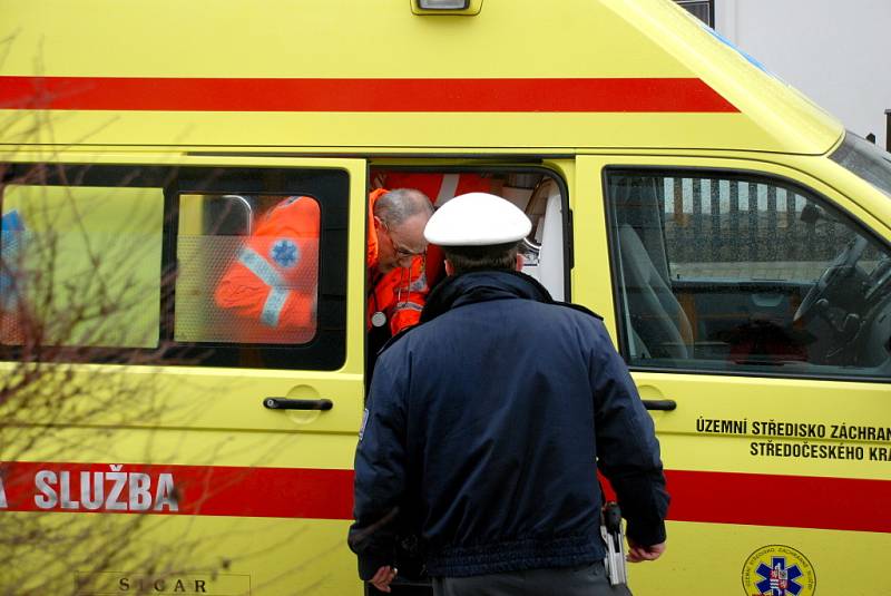 Žena utrpěla vážné zranění po střetu s autobusem v Kutné Hoře.