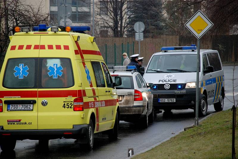 Žena utrpěla vážné zranění po střetu s autobusem v Kutné Hoře.