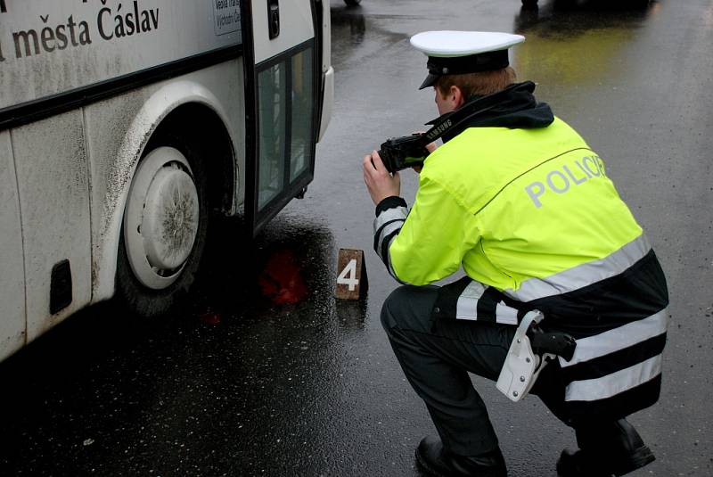 Žena utrpěla vážné zranění po střetu s autobusem v Kutné Hoře.