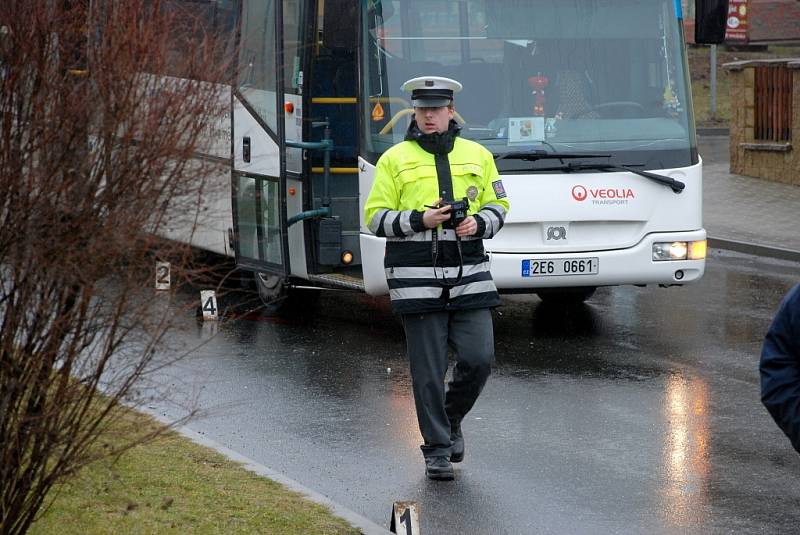 Žena utrpěla vážné zranění po střetu s autobusem v Kutné Hoře.