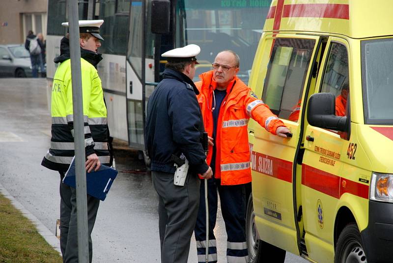 Žena utrpěla vážné zranění po střetu s autobusem v Kutné Hoře.