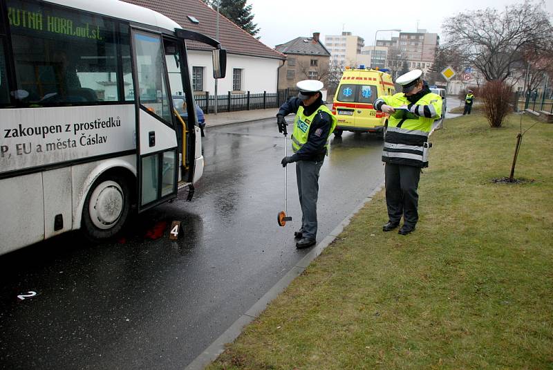 Žena utrpěla vážné zranění po střetu s autobusem v Kutné Hoře.