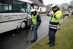 Žena utrpěla vážné zranění po střetu s autobusem v Kutné Hoře.