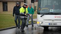 Žena utrpěla vážné zranění po střetu s autobusem v Kutné Hoře.