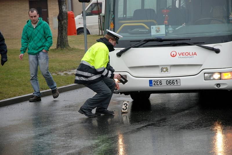 Žena utrpěla vážné zranění po střetu s autobusem v Kutné Hoře.