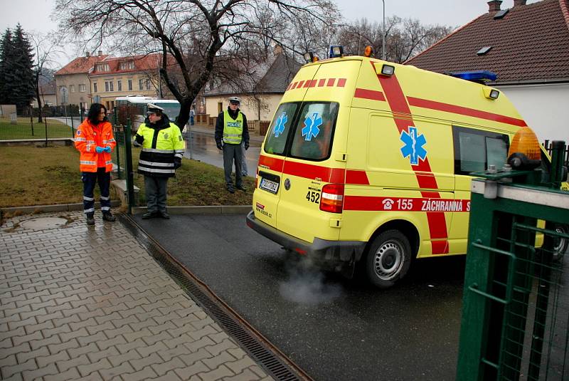 Žena utrpěla vážné zranění po střetu s autobusem v Kutné Hoře.