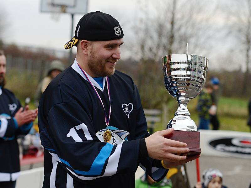 Druhý ročník charitativního turnaje v zabarákovém hokeji Šíša Cup se uskutečnil 25. listopadu v Kutné Hoře.