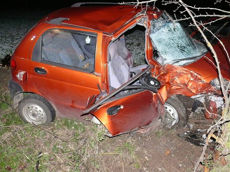 Tragická dopravní nehoda mezi Vidicemi a Mezholezy. O život přišla sedmadvacetiletá žena z Nepoměřic.