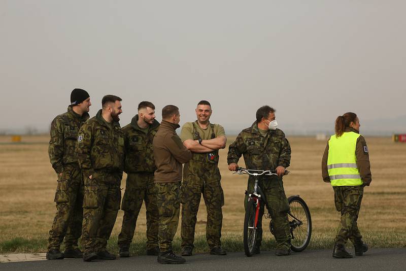 Z odletu čtyř letounů JAS 39 Gripen z čáslavské vojenské základny do Pobaltí.