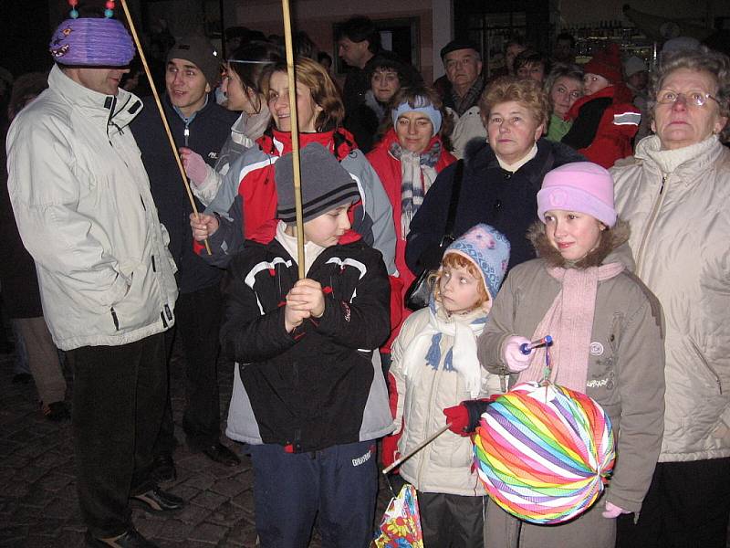 Zastavení u Tylova rodného domu.