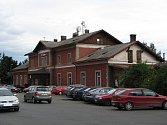 Přeplněné parkoviště u nádraží v Čáslavi.