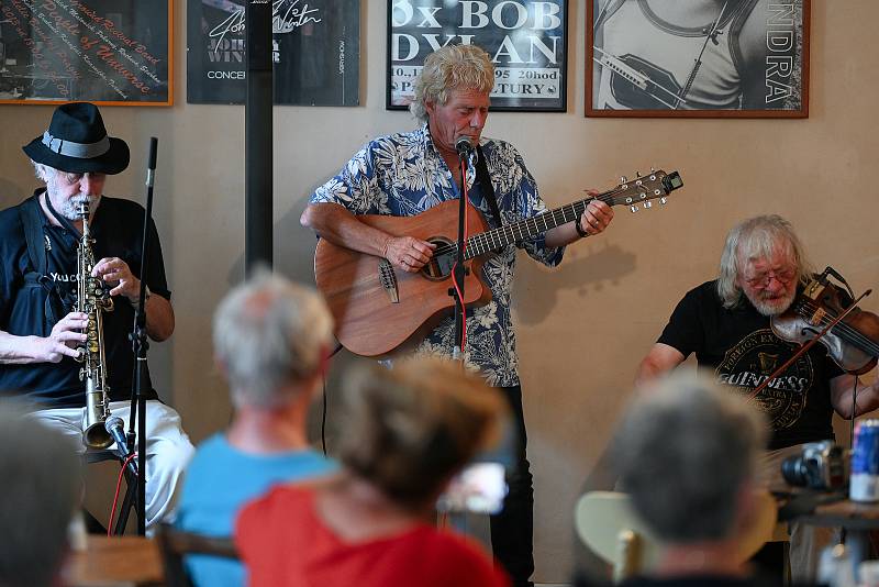 Z koncertu hudebního tria Jesse Ballard, Jan Hrubý a Joe Kučera v kavárně Blues Café v Kutné Hoře.