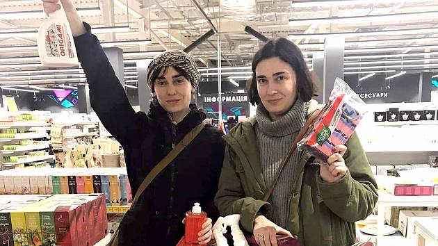 Sestry Judith (vlevo) a Olga Alia Krulišovy nakupují humanitární pomoc.