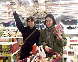 Sestry Judith (vlevo) a Olga Alia Krulišovy nakupují humanitární pomoc.