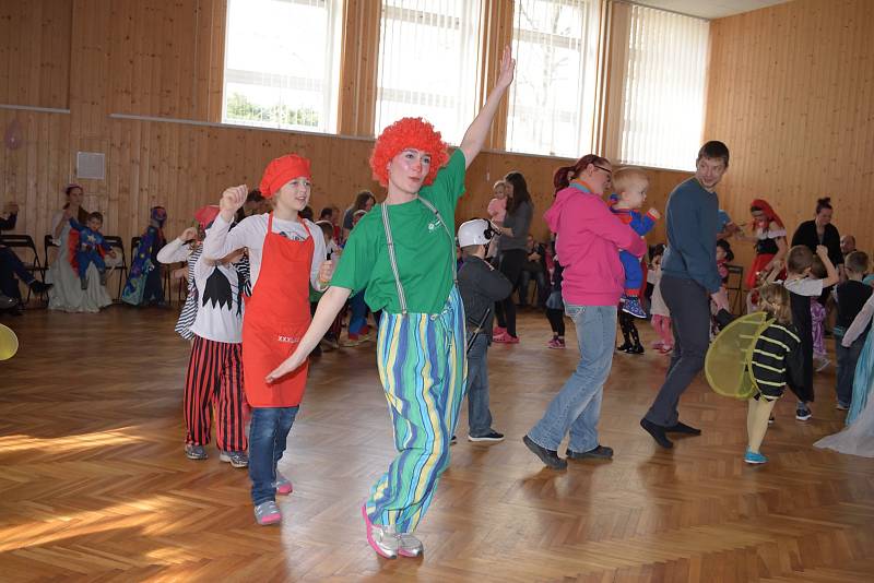 Tělocvična Spolkového domu ve Zruči v neděli hostila dětský karneval.