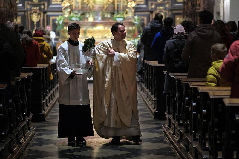 Velikonoční vigilie v arciděkanském kostele sv. Jakuba v Kutné Hoře.