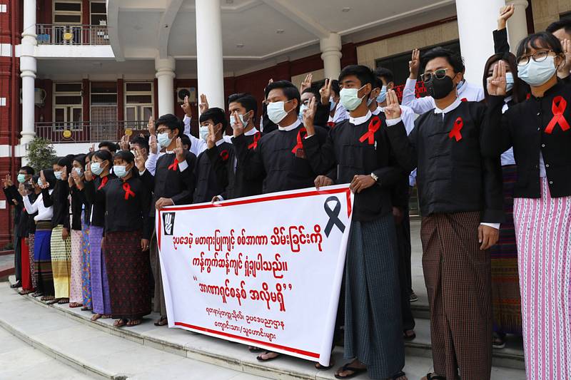 Absolventi práv na univerzitě protestovali 6. února 2021 v barmském městě Mandalay proti vojenskému převratu, při němž byla svržena zvolená civilní vláda a její vůdkyně, nositelka Nobelovy ceny za mír Do Aun Schan Su Ťij.