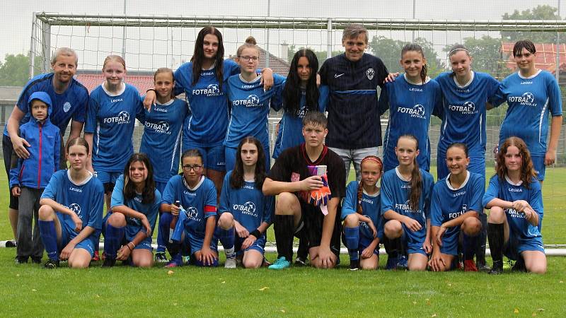 Z přátelského fotbalového zápasu: FK Uhlířské Janovice (mladší žáci) - FK Čáslav dívky (starší žákyně) 6:6 (3:2).