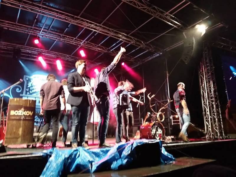 Kulturní léto v GASK ukončila kapela Jelen a písničkář Voxel.