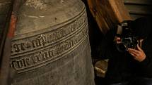 Z přípravy svatobarborských zvonů (Ludvík a Michal) ve věži bývalé jezuitské koleje v Kutné Hoře na cestu k opravě do zvonařské dílny v nizozemském Astenu.