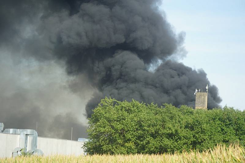 Požár na Karlově je vidět do širokého okolí.