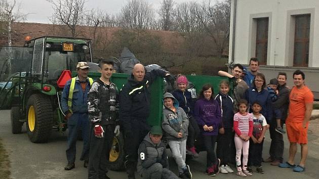 Třebešičtí dobrovolní hasiči se letos opět zapojili do úklidové akce.