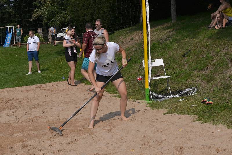 Uhlířské Janovice zažily kamarádský turnaj v beach volejbalu.