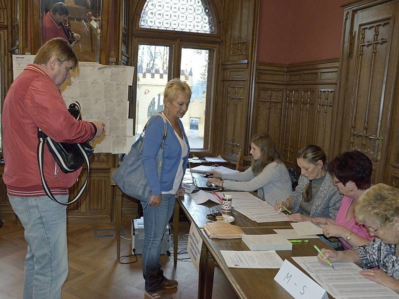 Parlamentní volby na zámku ve Zruči nad Sázavou.