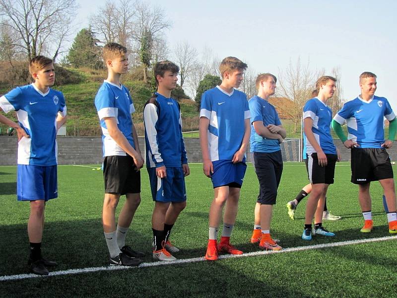 Z testování mladých fotbalistů v Čáslavi za účasti bývalého reprezentanta Tomáše Ujfalušiho.