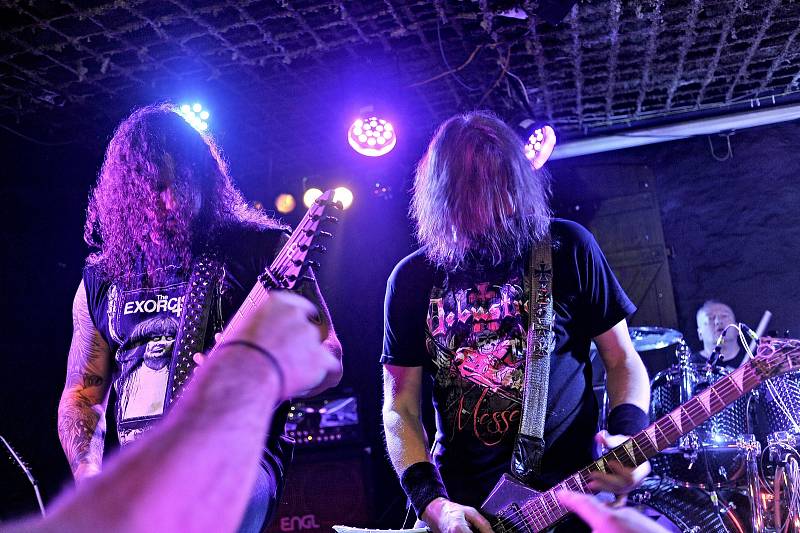 Trash metalová kapela naplnila klub.