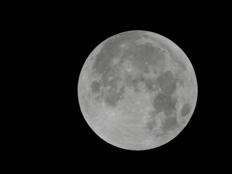Úplné zatmění Měsíce, pozorováno v Čáslavi v Jetelové ulici.