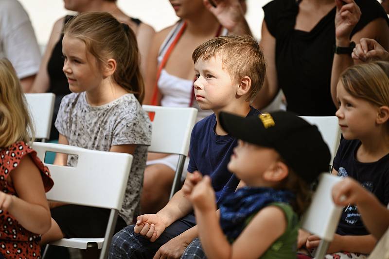 Divadelní festival Kutná Hora: loutkové představení pro děti 'Bojím se v lese' na Palackého náměstí.