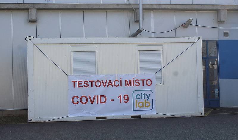 Testovací místo na covid-19 u zimního stadionu v Kutné Hoře.