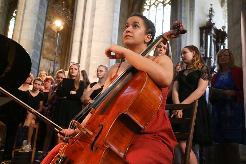 Mezinárodní hudební festival Kutná Hora: zkouška na koncert Okna v chrámu svaté Barbory.