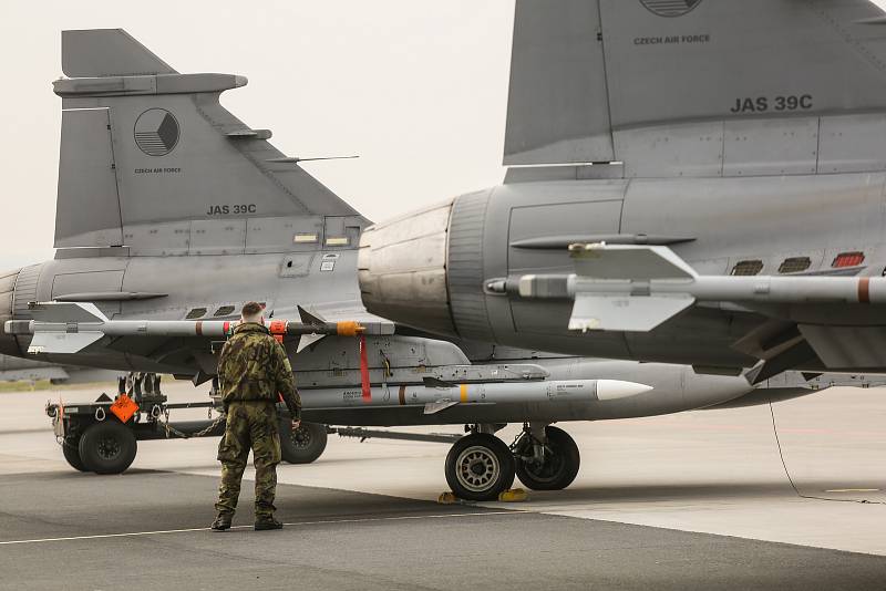 Z odletu čtyř letounů JAS 39 Gripen z čáslavské vojenské základny do Pobaltí.