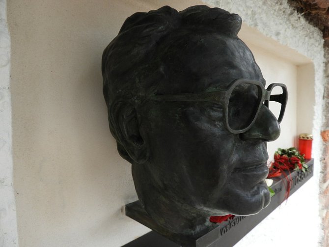 Busta Miloše Formana na jeho rodném domě v Čáslavi.