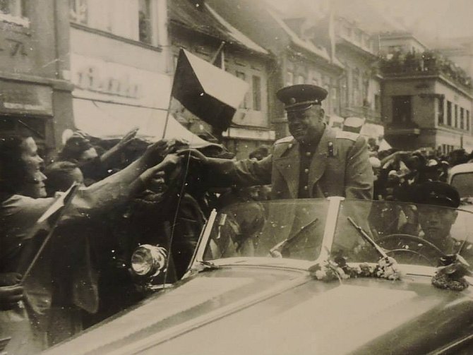 Konec druhé světové války v Čáslavi: průjezd vojáků Rudé armády městem.