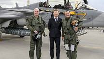 Britský velvyslanec Nick Archer na letecké základně v Čáslavi. Na snímku s velitelem první letecké skupiny Britského královského letectva generálem Harvey Smythem (vlevo) a českým pilotem Radoslavem Matulou (vpravo).
