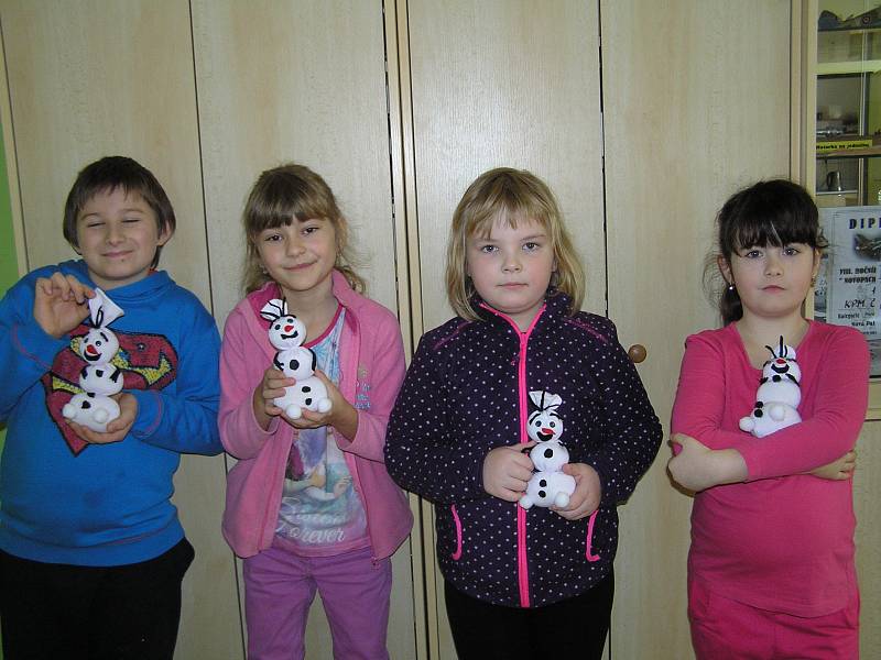 Děti si vyrobily sněhuláka Olafa