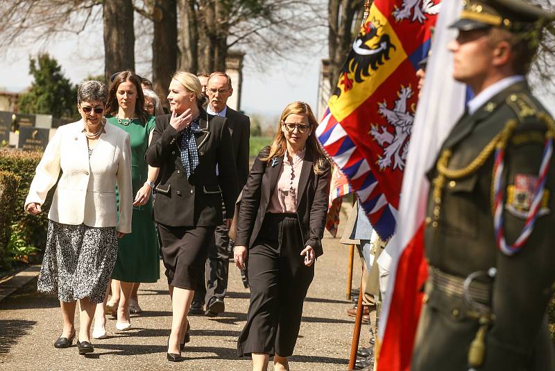 Z pietního ceremoniálu k převozu ostatků někdejšího velitele československé rozvědky Františka Moravce do rodné Čáslavi a jejich uložení v kolumbáriu na místním hřbitově.