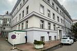 Infekční buňka vedle hlavního vchodu do Městské nemocnice v Čáslavi, sloužící k vyšetření potencionálně nakaženého pacienta.