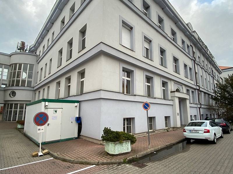 Infekční buňka vedle hlavního vchodu do Městské nemocnice v Čáslavi, sloužící k vyšetření potencionálně nakaženého pacienta.