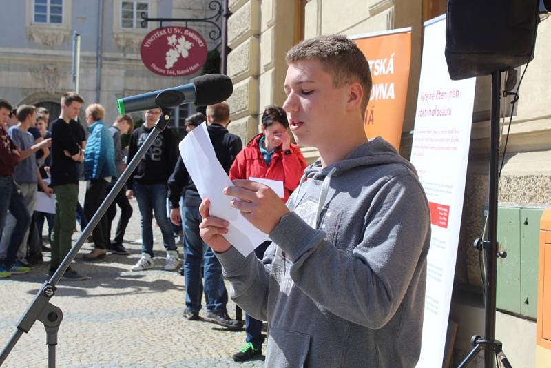 Profesoři, studenti i kolemjdoucí si připomněli oběti holocaustu