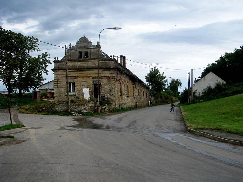 Okolí hlavní silnice v obci Neškaredice.