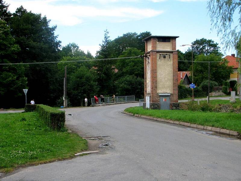 Okolí hlavní silnice v obci Neškaredice.