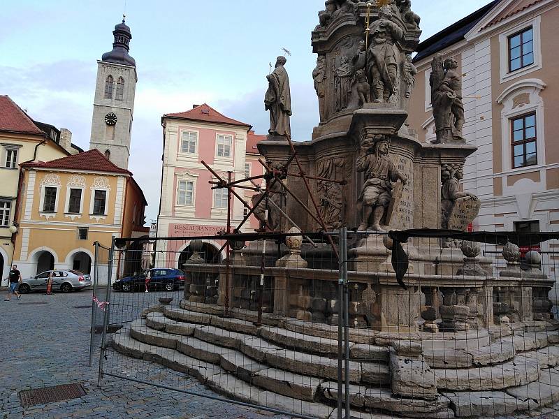 Morový sloup v Šultysově ulici v Kutné Hoře těsně před dokončením rekonstrukce.