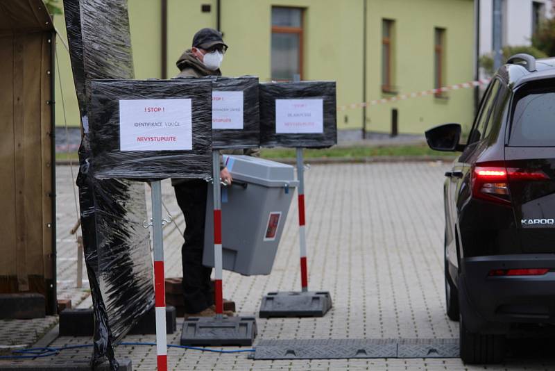 Volební drive-in stanoviště před plaveckým stadionem v Kutné Hoře.