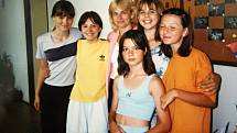 Děvčata ze zájmového kroužku Dívčí klub s Ivou Hýblovou v roce 2000 v Domě dětí a mládeže v Čáslavi.