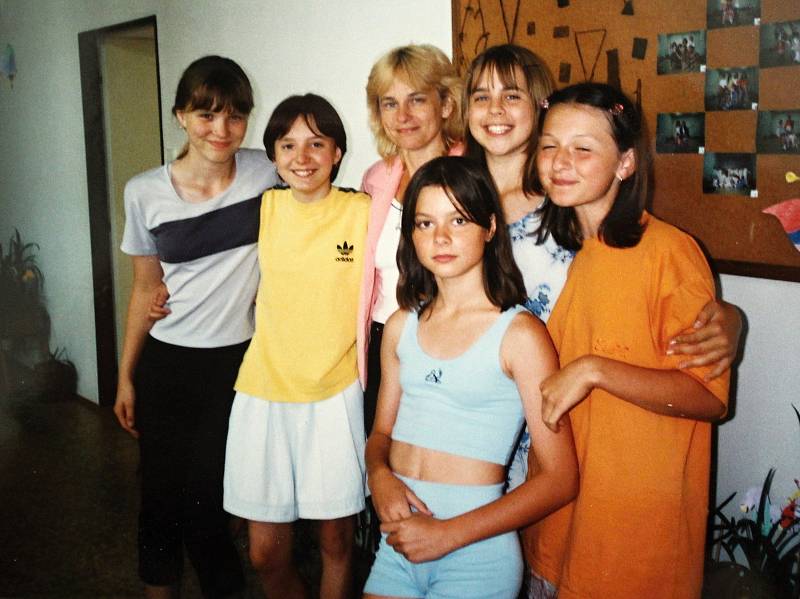 Děvčata ze zájmového kroužku Dívčí klub s Ivou Hýblovou v roce 2000 v Domě dětí a mládeže v Čáslavi.